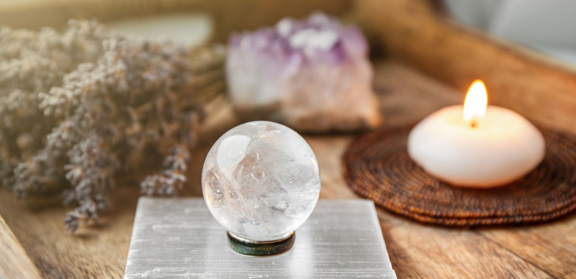 Cristale de Lună Nouă și cum să le încarci pentru manifestare